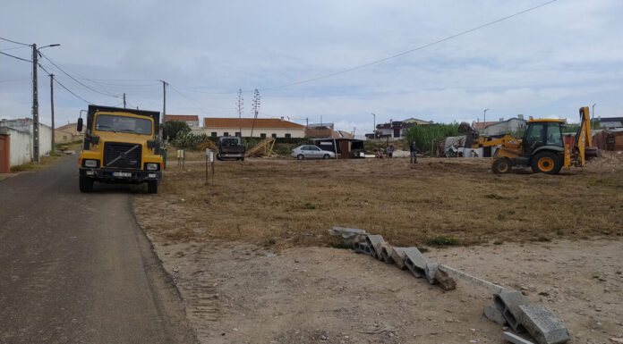 Câmara de Peniche executa trabalhos de limpeza no acampamento de etnia cigana