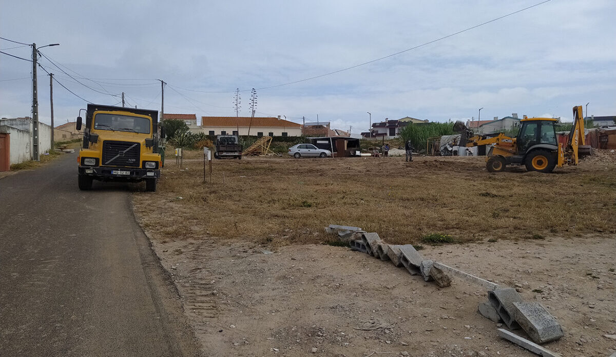 Câmara de Peniche executa trabalhos de limpeza no acampamento de etnia cigana