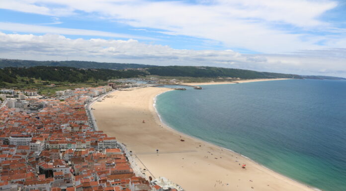 Época balnear arrancou hoje na Nazaré com poucos banhistas