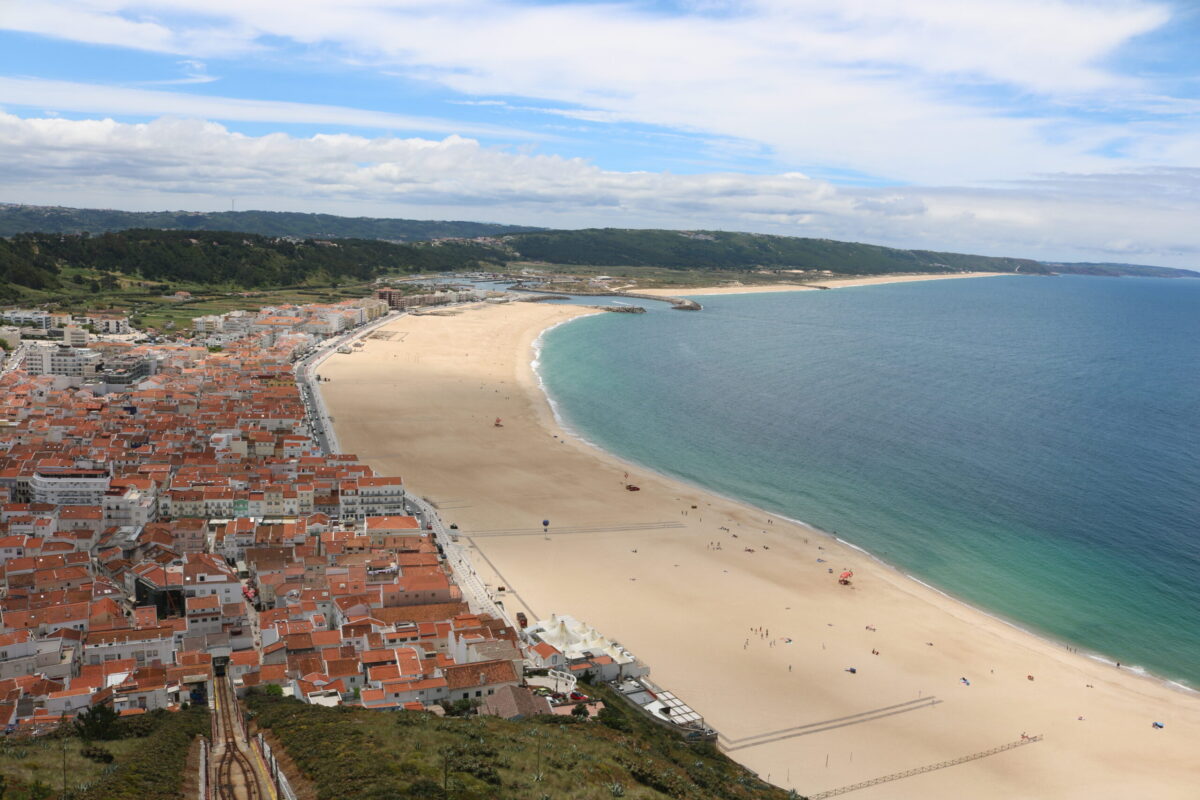 Época balnear arrancou hoje na Nazaré com poucos banhistas