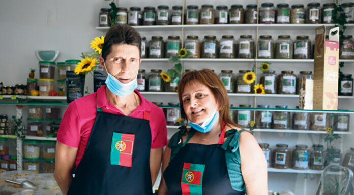 Casal que vende na Praça da Fruta abriu a sua loja