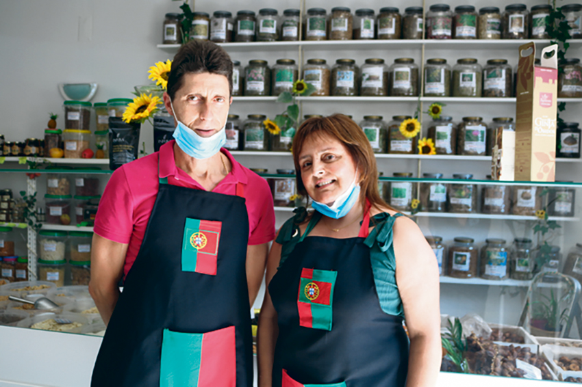 Casal que vende na Praça  da Fruta abriu a sua loja