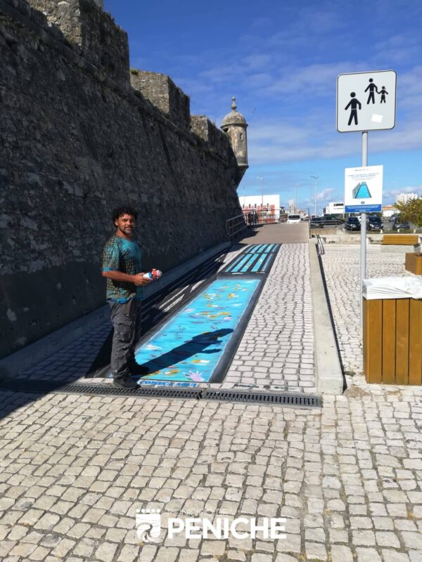 Arte urbana sensibiliza contra o lixo no chão em Peniche