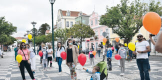Balões e palmas em acção de homenagem a quem trabalhou no período de confinamento