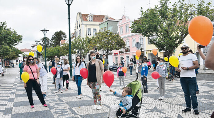 Balões e palmas em acção de homenagem a quem trabalhou no período de confinamento