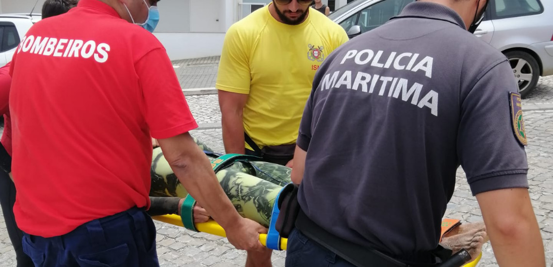 Surfista socorrido em Paredes da Vitória