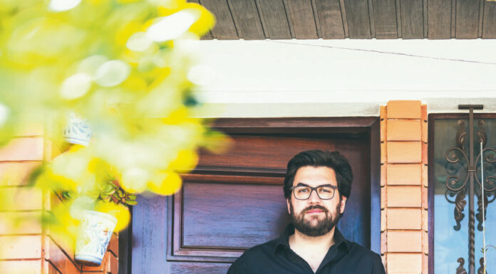 Durante a pandemia um fotógrafo caldense retratou os conterrâneos à janela