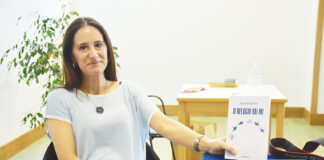 Médica lançou livro de poesia na Biblioteca Municipal