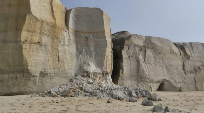 Proteção Civil alerta para derrocada em praia do concelho de Óbidos