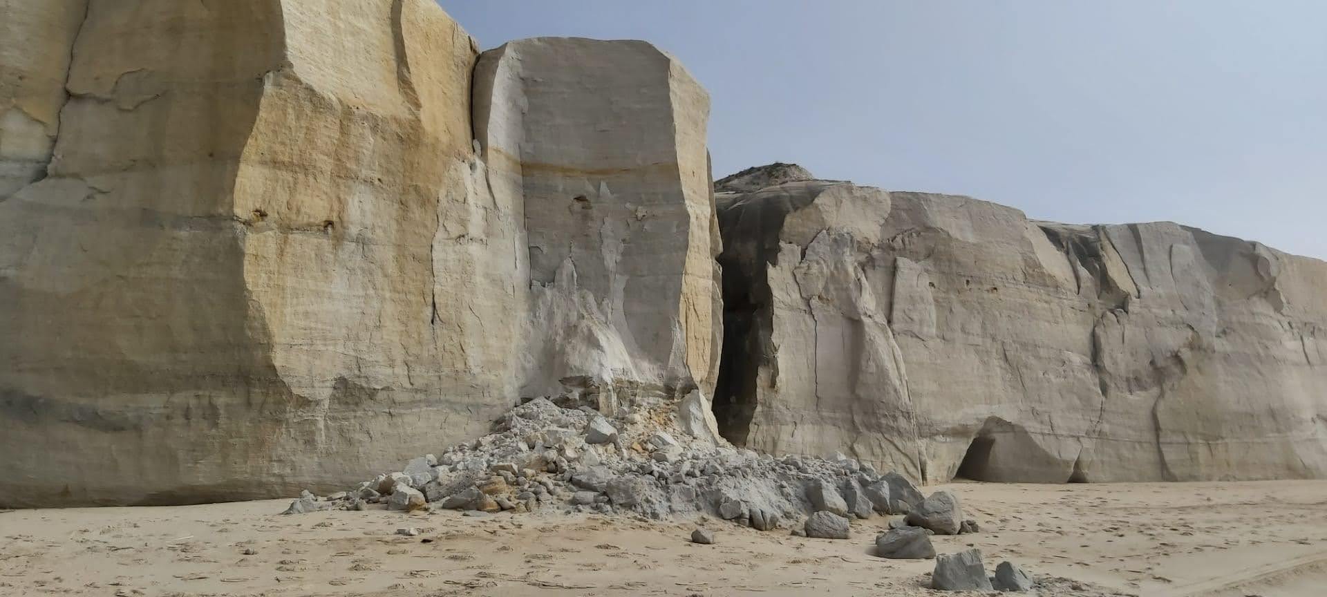 Proteção Civil alerta para derrocada em praia do concelho de Óbidos