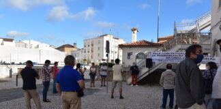 Três dezenas em vigília frente à estação das Caldas pela defesa da Linha do Oeste