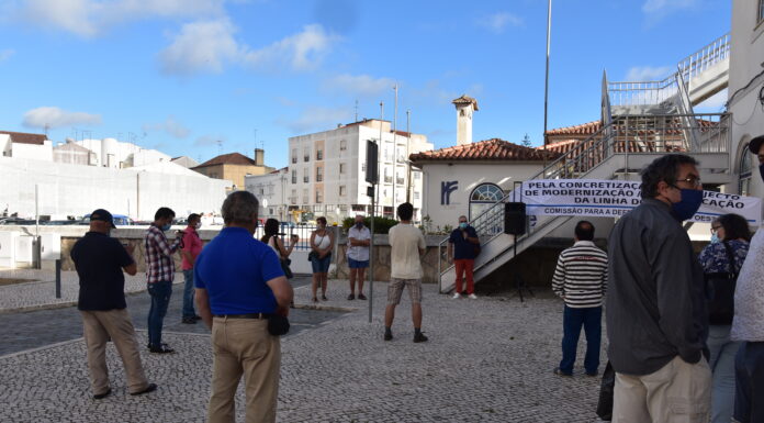 Três dezenas em vigília frente à estação das Caldas pela defesa da Linha do Oeste