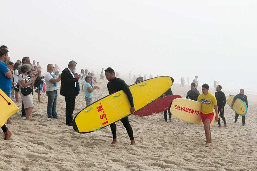 Homenagem ao Viking da Foz com coroa de flores no mar