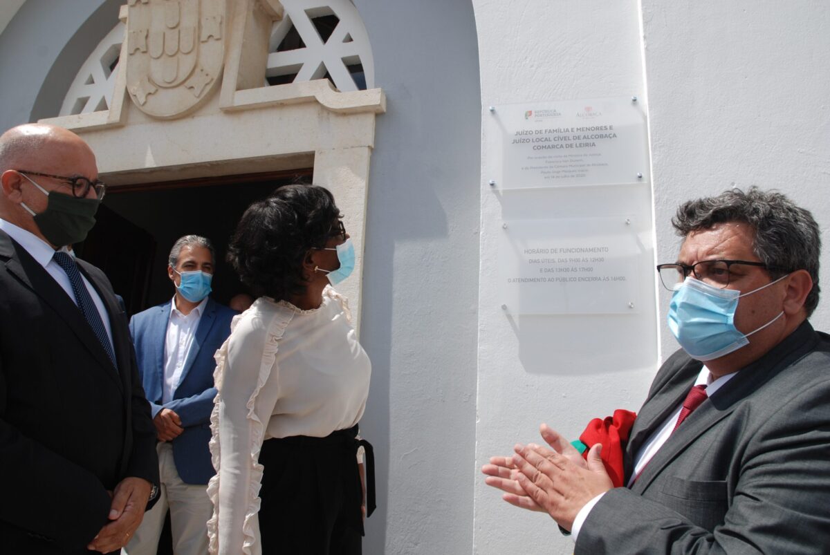 Ministra da Justiça elogia reaproveitamento de antiga escola de Alcobaça