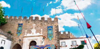 Óbidos sem mercado mas com adornos medievais