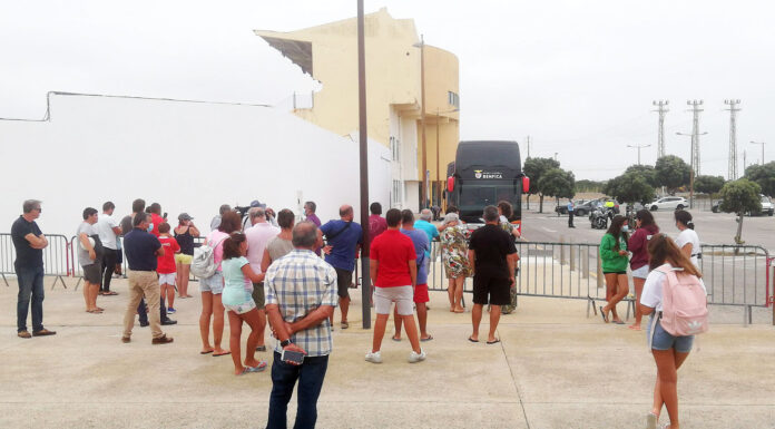 Adeptos recebem equipa do Benfica em Peniche