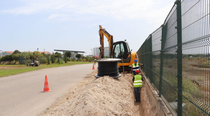 Rua da Praia do Molhe Leste em Peniche recebe iluminação