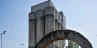 Escultura da Rotunda da Rua Vitorino Fróis está a ser alvo de manutenção