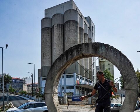 Escultura da Rotunda da Rua Vitorino Fróis está a ser alvo de manutenção