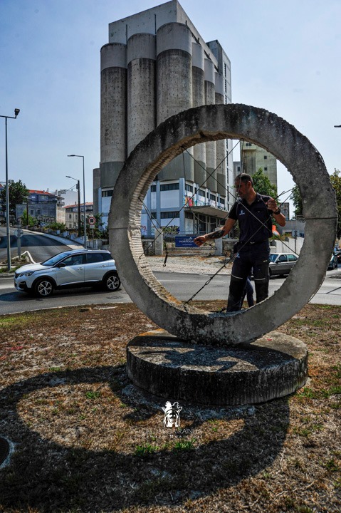 Escultura da Rotunda da Rua Vitorino Fróis está a ser alvo de manutenção