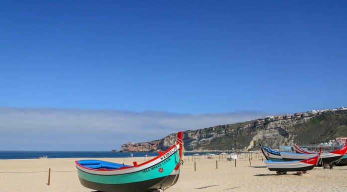 Barco “Três Irmãos Leais” regressou à Praia da Nazaré restaurado