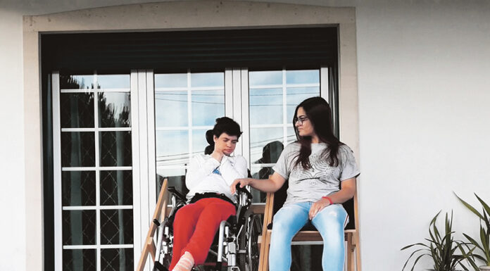 Aluna da ESAD estudou design inclusivo para poder criar o “baloiço de irmãs”