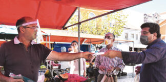 Vendedores da Praça da Fruta recebem máscaras “identitárias” das Caldas da Rainha