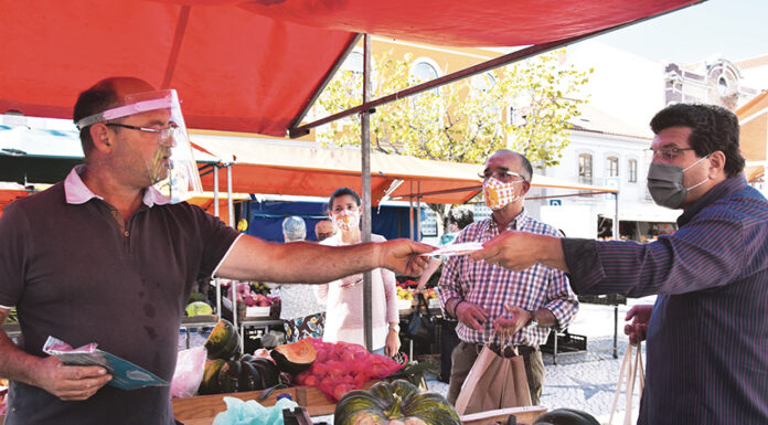 Vendedores da Praça da Fruta recebem máscaras “identitárias” das Caldas da Rainha