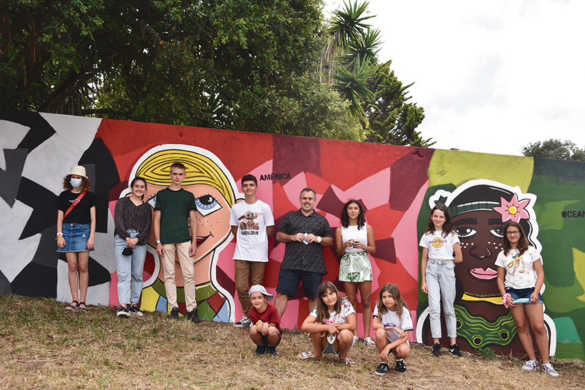 Há um novo mural no parque infantil da Encosta do Sol