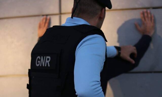 Detido por posse ilegal de arma e ofensas à integridade física qualificada no Bombarral