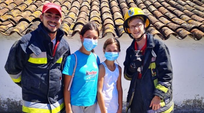 Bombeiros de Óbidos resgatam gato e meninas adoptam animal