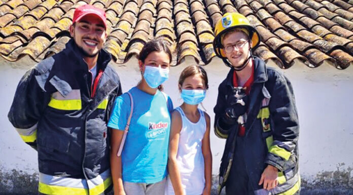 Meninas adoptam gato salvo por bombeiros