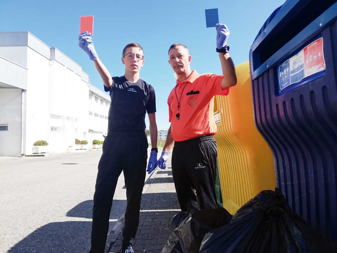 Pai e filho mostram cartões ao  lixo nas ruas de Alcobaça