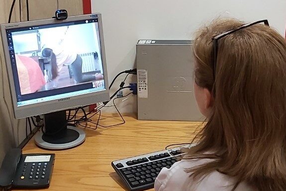 Jovens com escolioses acompanhados em telereabilitação no CHO