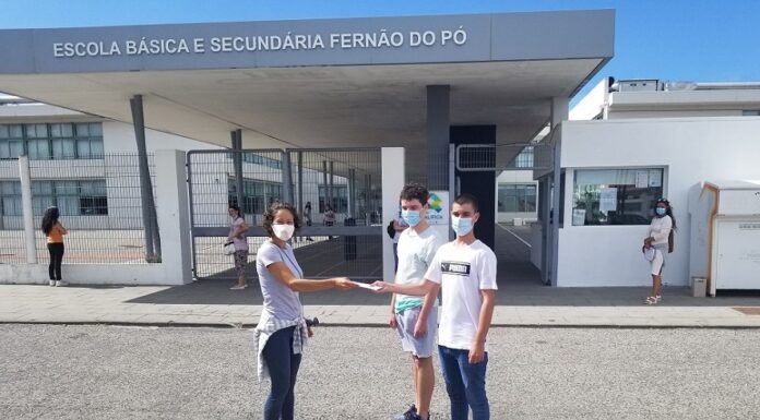 Alunos da Escola Secundária do Bombarral fazem donativo à associação O Amigo Fiel