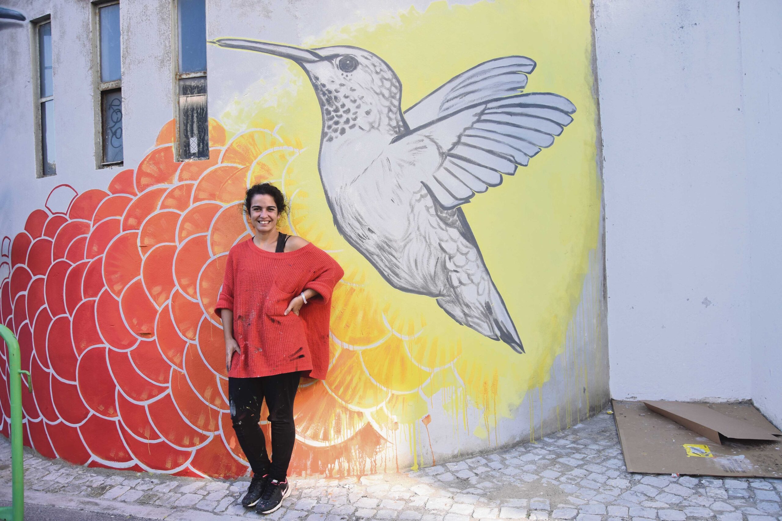 Colibris coloridos em pintura mural decoram Silos