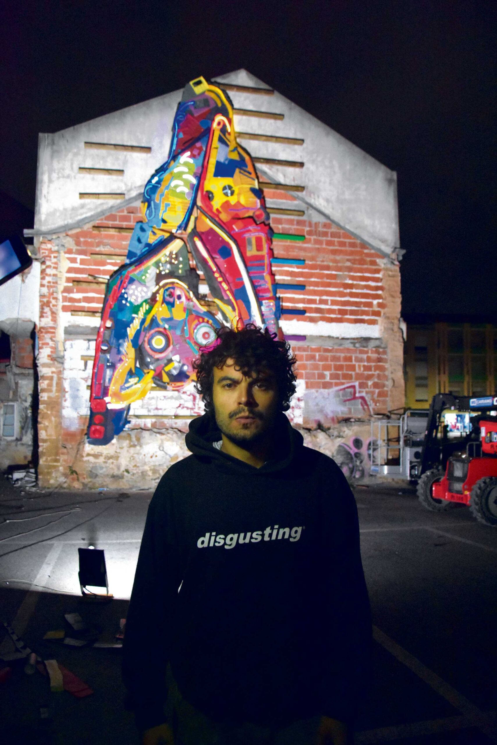 Bordalo II fecha FALU com mural urbano com leds alimentado por energia solar