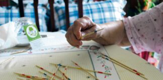 Idosos que vivem sozinhos nas Caldas podem contar com rede de apoio ao telefone e também à janela