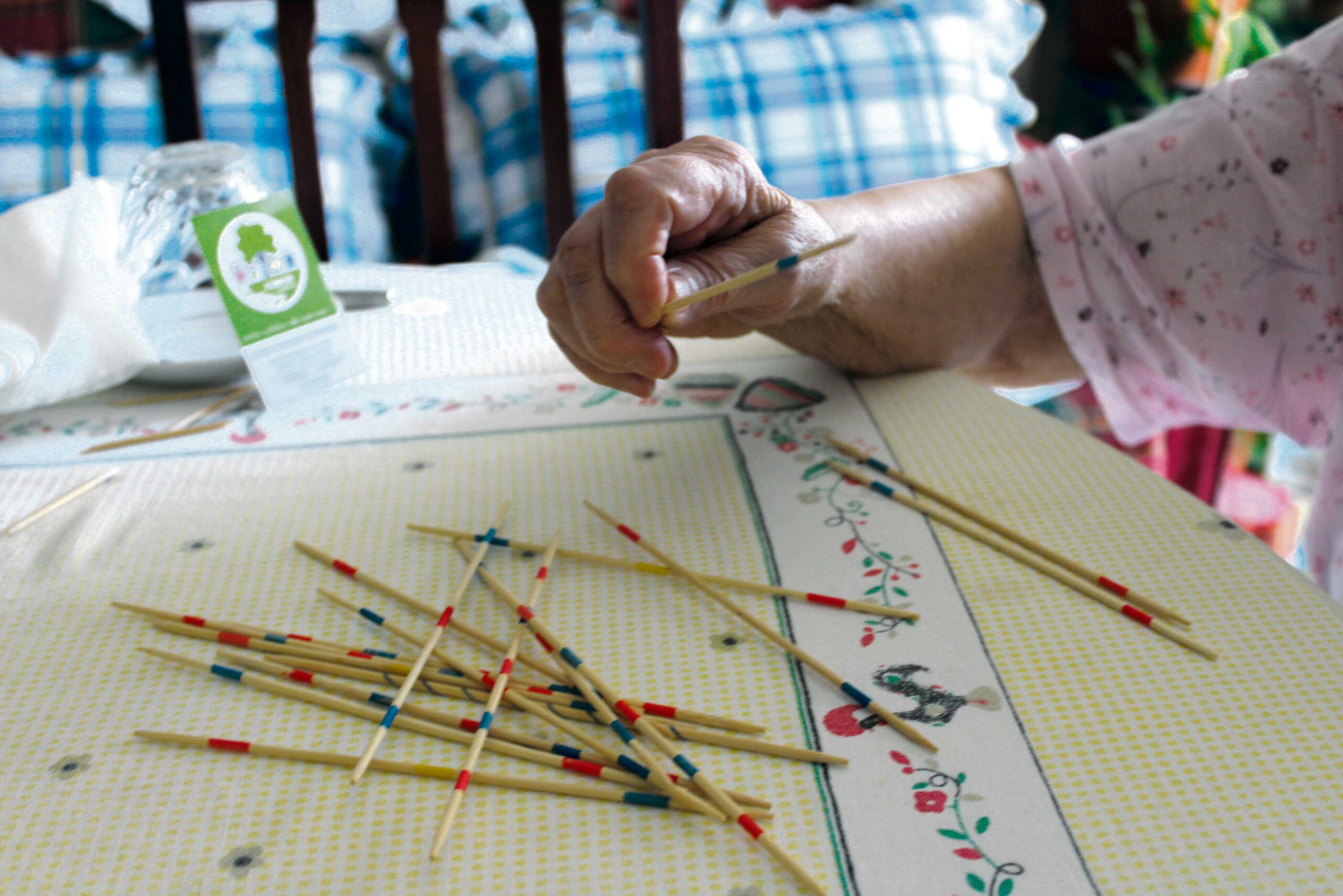 Idosos que vivem sozinhos nas Caldas podem contar com rede de apoio ao telefone e também à janela