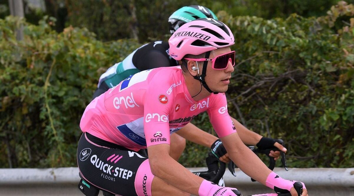 Ciclismo: João Almeida chega aos 10 dias de camisola rosa