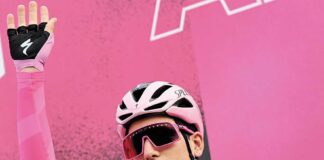 João Almeida agarra-se à camisola rosa do Giro