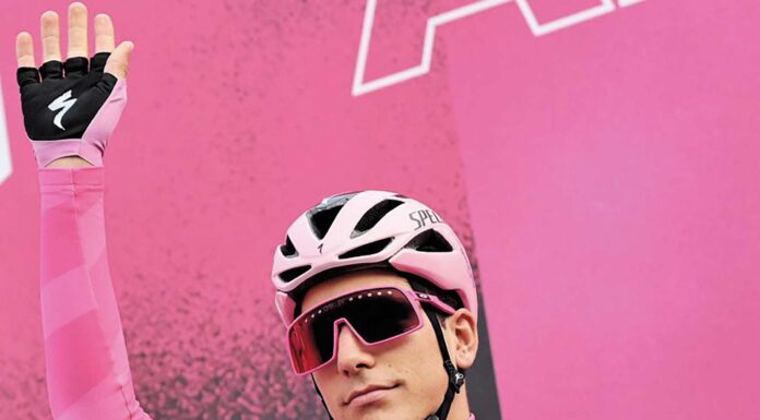 João Almeida agarra-se à camisola rosa do Giro