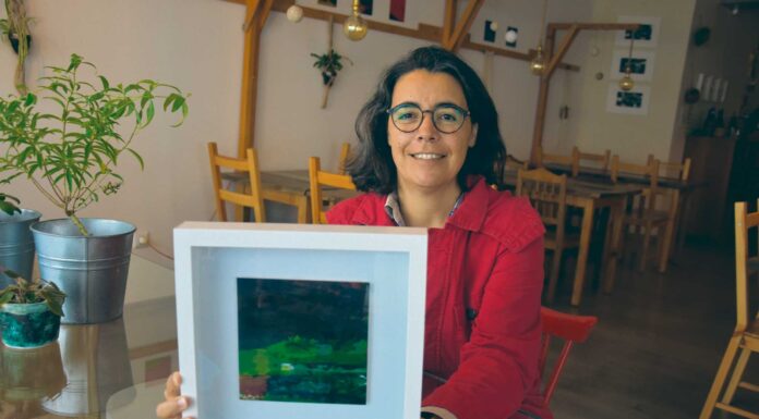 Sara Graça Santos mostra pintura abstrata no restaurante Geo