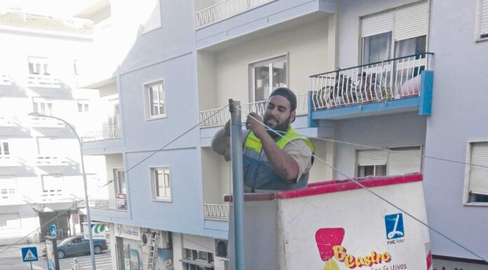 Iluminação de Natal já está a ser montada nas Caldas