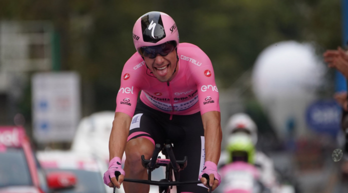 Giro: João Almeida segura camisola rosa