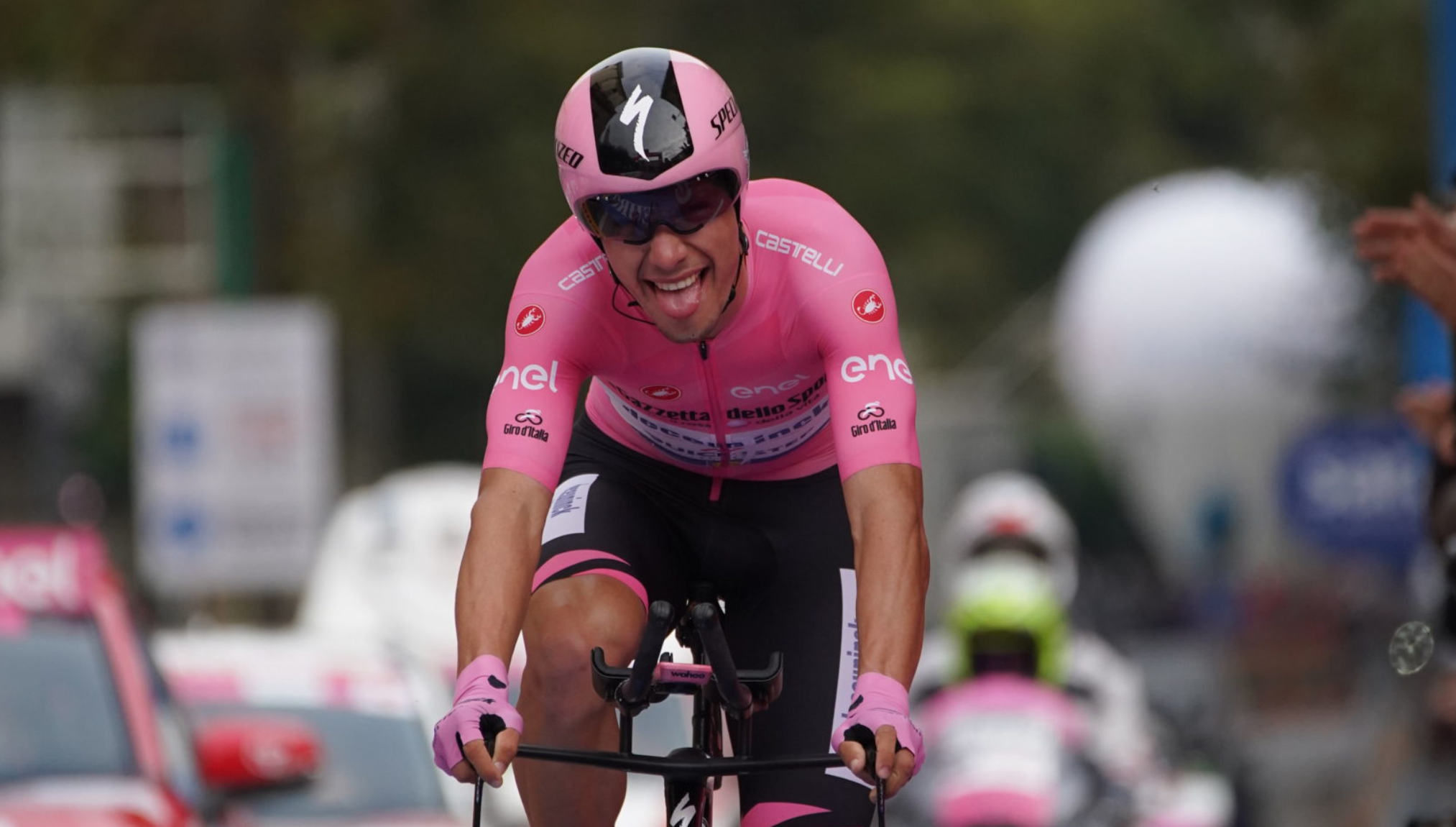 Giro: João Almeida segura camisola rosa