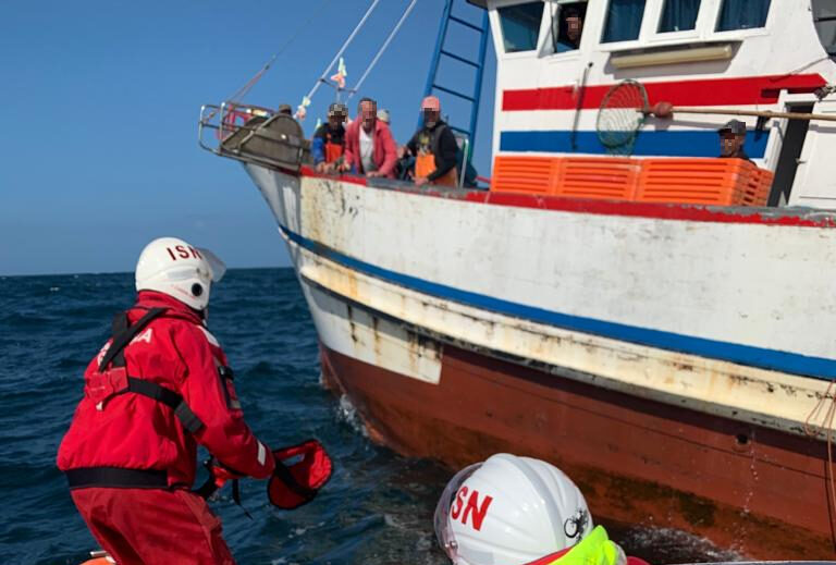 Estação Salva-vidas da Nazaré presta auxílio a tripulante de embarcação de pesca