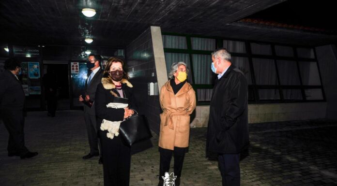 Ministra da Cultura veio à estreia da peça do Teatro da Rainha