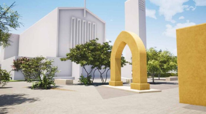 Paróquia avança com reconstrução de pórtico gótico junto à igreja