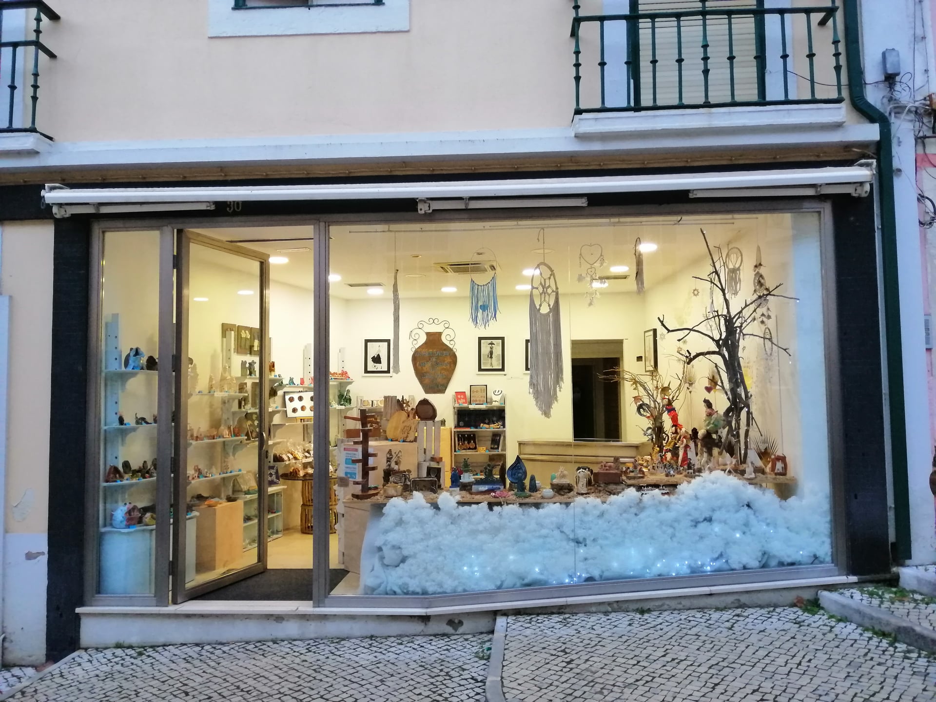 Artesãos abrem loja na Rua da Liberdade